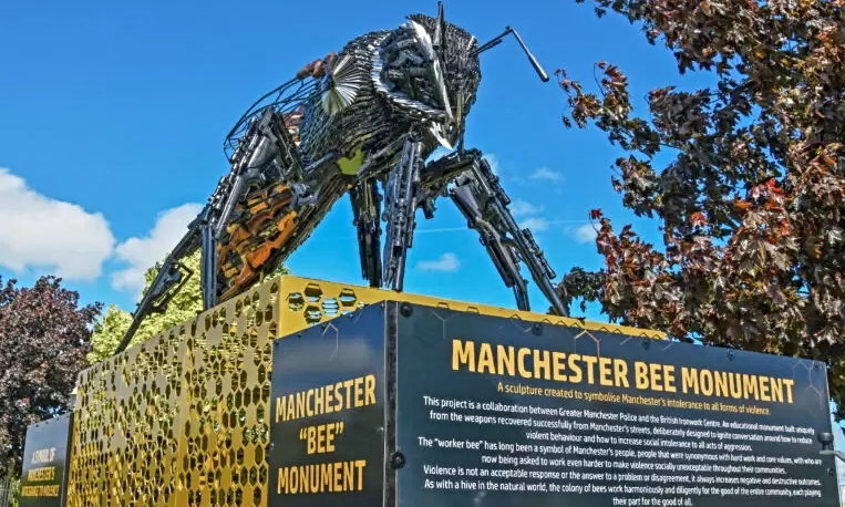 CREWE: The eye-catching Anti-Violence Bee Monument made of guns and knives arrives in Crewe town centre thenantwichnews.co.uk/2024/05/01/ant…
