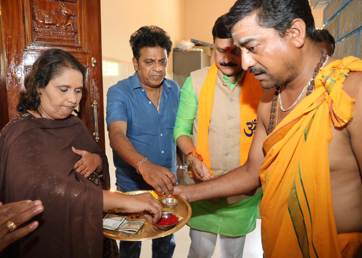 Geetha_Shivann's tweet photo. ಸಾಗರ ವಿಧಾನಸಭಾ ಕ್ಷೇತ್ರದ ಮಾಸೂರು ಗ್ರಾಮದ ಶ್ರೀ ಬಸವೇಶ್ವರ ಸ್ವಾಮಿ ದೇವಸ್ಥಾನದ ಆವರಣದಲ್ಲಿ ಆಯೋಜಿಸಲಾಗಿದ್ದ ಕೆಳದಿ ಹಾಗು ಮಾಸೂರು ಗ್ರಾಮ ಪಂಚಾಯತಿ ಮಟ್ಟದ ಪ್ರಚಾರ ಸಭೆಯಲ್ಲಿ ಭಾಗವಹಿಸಿ ಮತಯಾಚನೆ ಮಾಡಿದೆನು.
#ParliamentElection2024 #LokSabhaElections2024 #MemberOfParliament  #sagara  #shivarajkumar https://t.co/P6qRmWxaGK