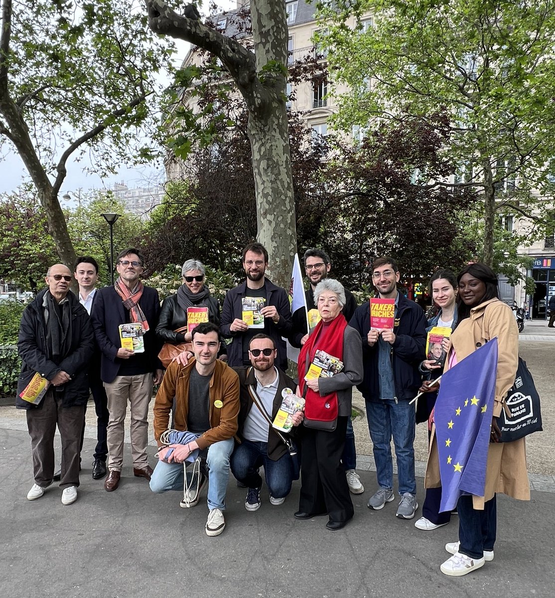 Avant le traditionnel hommage du @PS_Paris à Léon Blum et avant de rejoindre le cortège syndical du #1erMai, nous étions ce matin avec nos camarades de @placepublique10 au métro Voltaire pour #ReveillerLEurope et défendre les droits de travailleurs et des travailleuses ✊🇪🇺