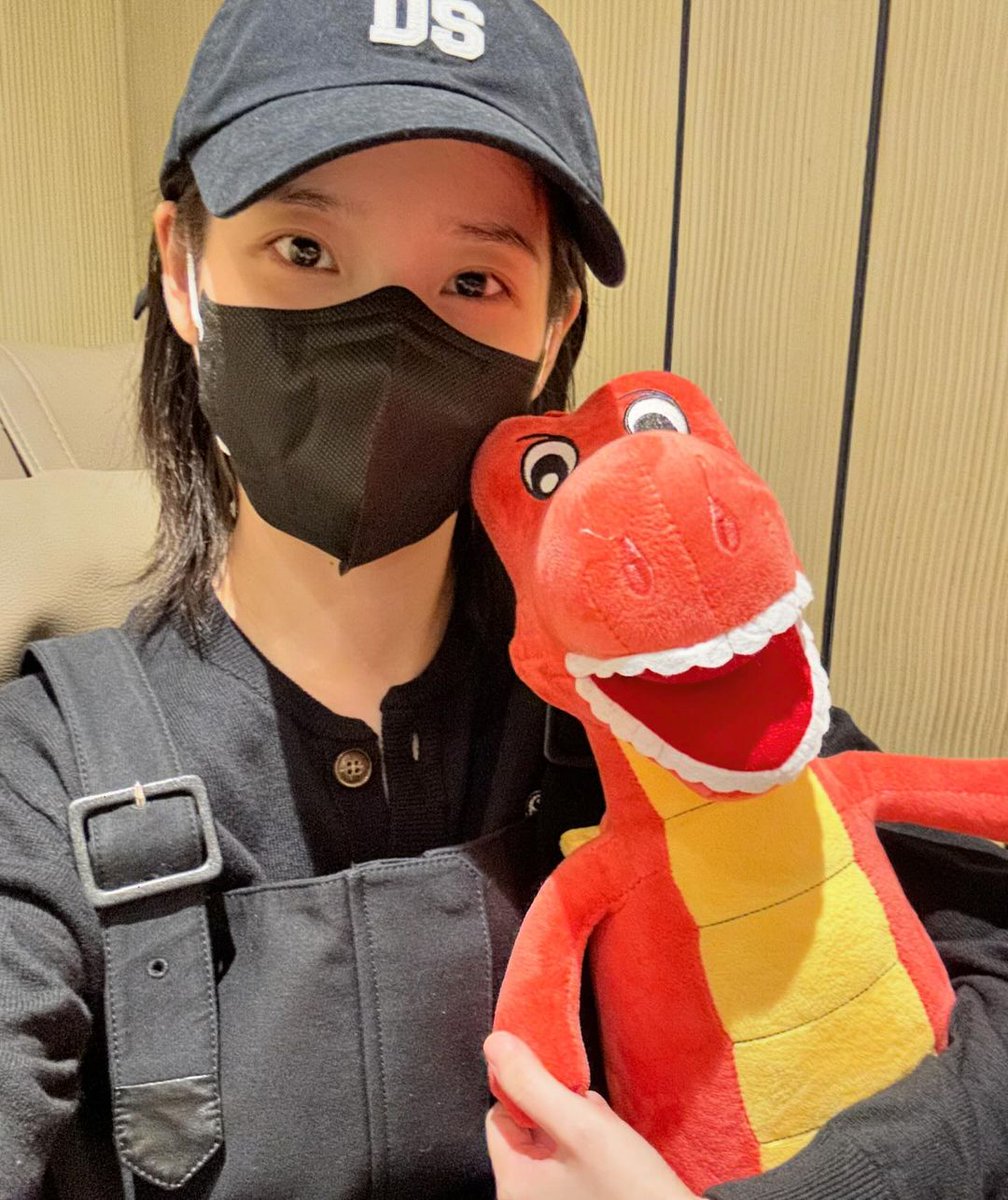 jieun posted the scrapbook and dragon doll from jakaena in her ig 🥹🥹💜