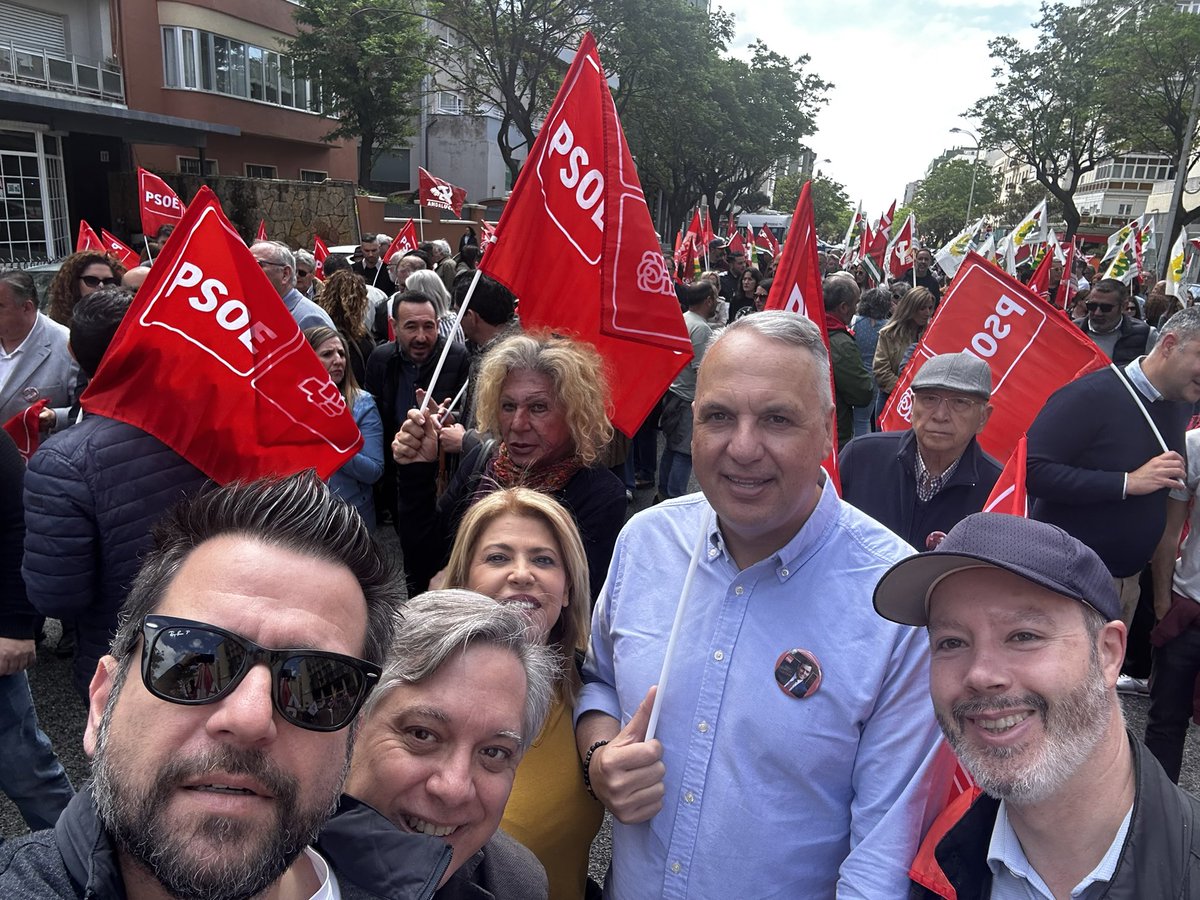 Hoy, #1deMayo, con las compañer@s del @psoecadiz. 

Desgraciadamente aún queda mucho por hacer pero, junto a @UGTCadiz y @ccoocadiz, seguimos trabajando para conseguir el reto de crear más empleo y mejores salarios.