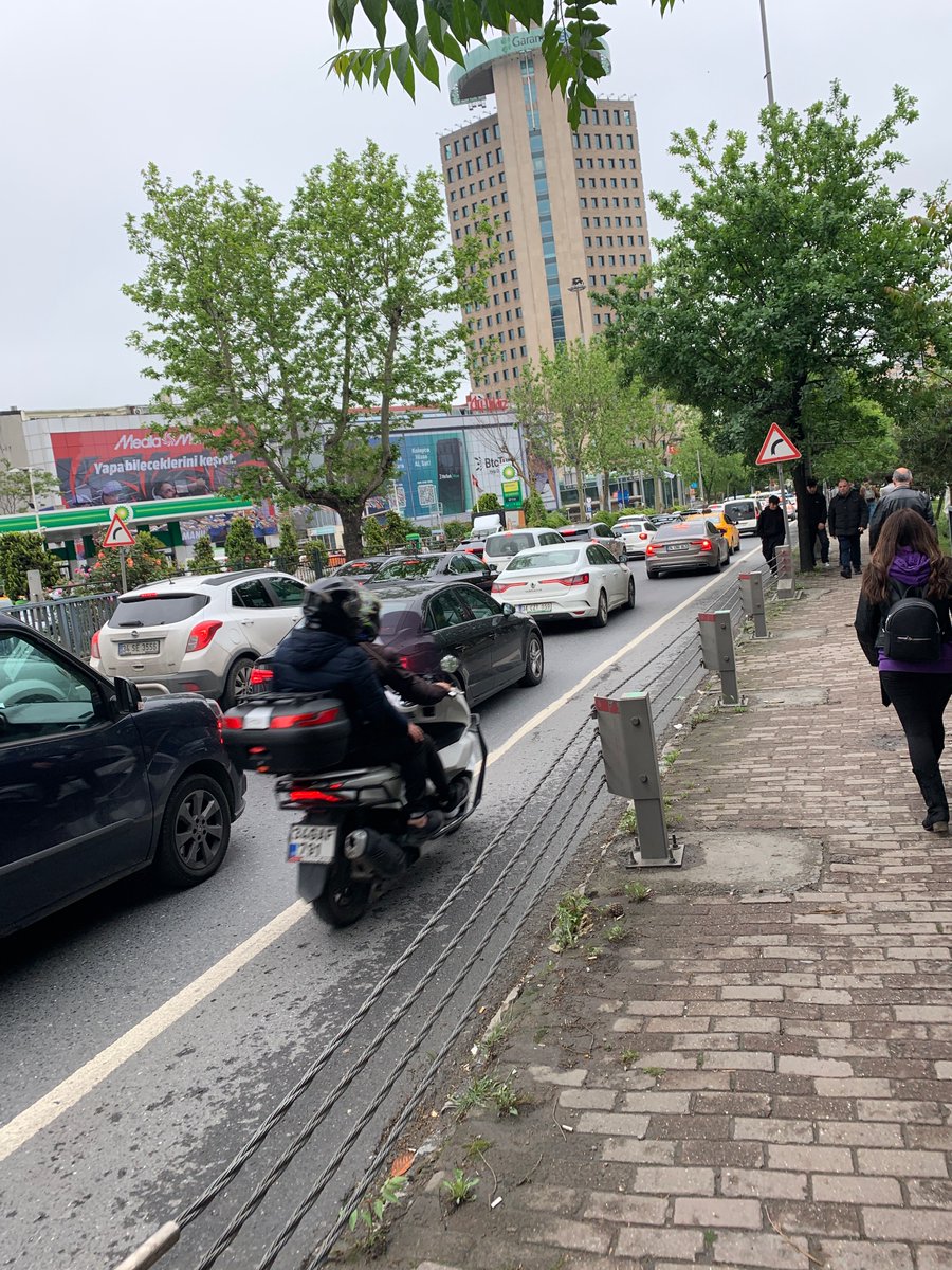 İstanbul valisi ve içişleri bakanlığına sesleniyorum. Levent ve zincirlikuyu ile taksimin ne alakası varda kapattınız. Yazıklar olsun size.