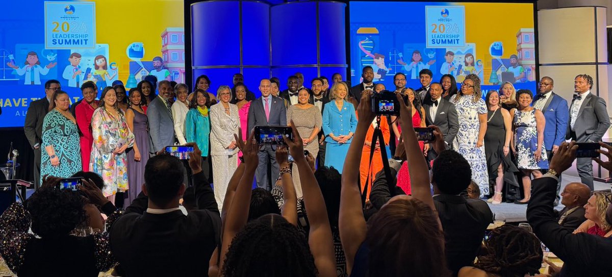 I'm thrilled to be named a 2024 #NMQF 40 Under 40 Leader in Health! This recognition fuels my passion to continue advocating for health equity, especially through my volunteer work with @BlackinCancer . Huge thanks to both BiC and @ElevarThera for their unwavering support!