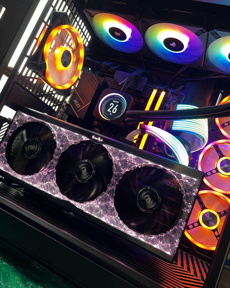 Le truc que tu kiffes le plus dans ton setup ?  Perso, c'est les RGB de mon PC Orion 👇 flowup.shop/r/4E3