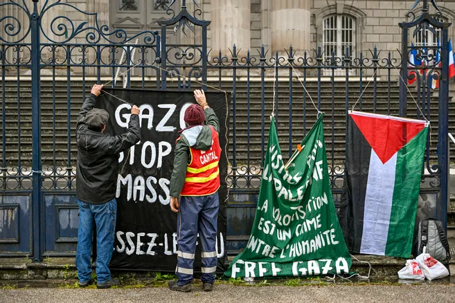 Raphaël Glucksmann exfiltré, des militants pro-Palestine s'invitent... le point sur les manifestations du 1er mai ⤵️ lamontagne.fr/paris-75000/ac…