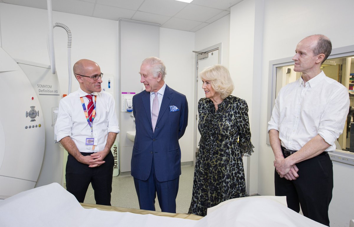 During the visit, our chief clinician, @CharlesSwanton, highlighted some of the innovative research that @CR_UK is supporting at the hospital, including our single biggest investment in lung cancer research, TRACERx. It’s been lovely to hear how much the visit meant to patients…