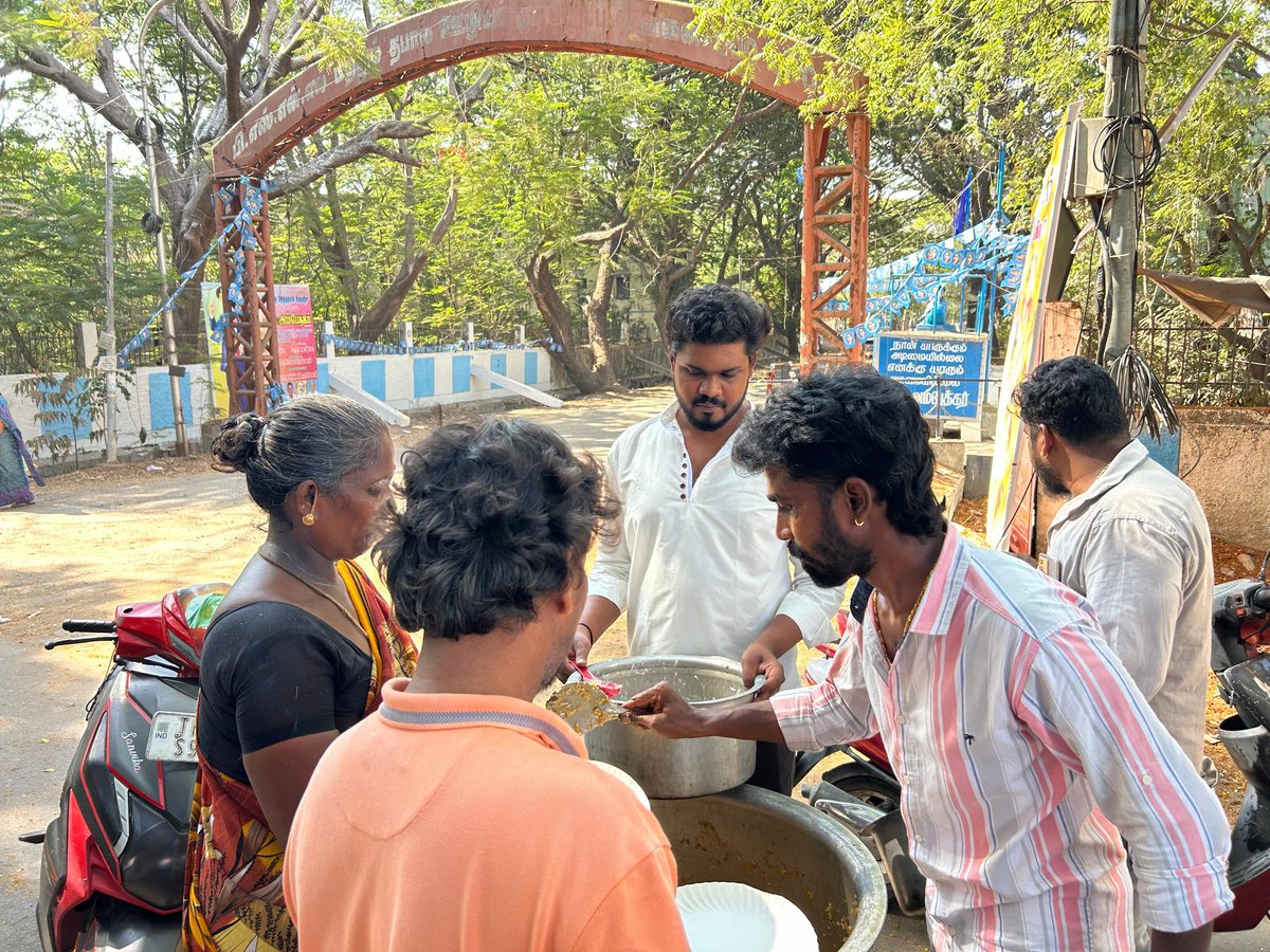 உழைப்பாளர் தினத்தை முன்னிட்டு அண்ணாநகர் பிஎஸ்என்எல் குடியிருப்பு அம்பேத்கர் சிலைக்கு அருகில் #மக்கள்நீதிமய்யம் தன்னார்வலர்கள் பொது மக்களுக்கும் , அயராது உழைத்துக் கொண்டிருக்கும் தொழிலாளர்கள், ஆட்டோ ஓட்டுநர்கள் அனைவருக்கும் மதிய உணவு வழங்கினர். பாராட்டுக்கள். #KamalHaasan