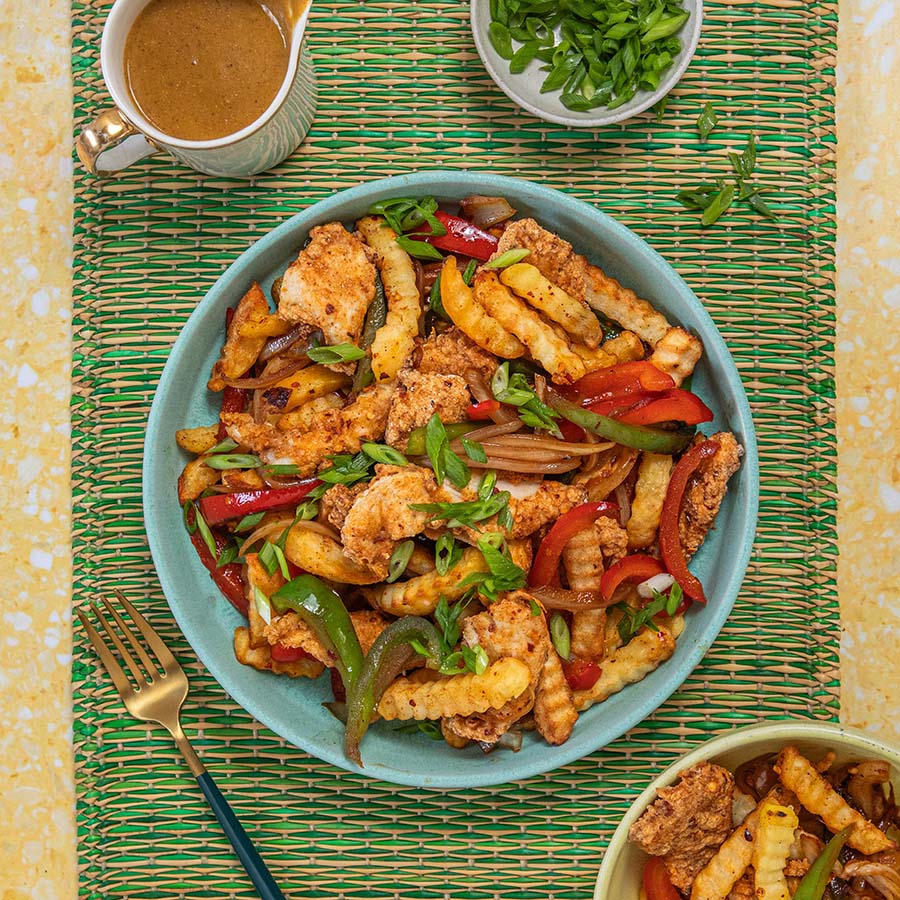 Salted Chilli Chicken & Chips 🔥 Who doesn’t love a spice bag? For anyone outside of Ireland it’s pretty much salted chilli chicken but the chips and vegetables is also coated. 🍽️ Serves - 2 🔥 Calories - 697 👨‍🍳 Cooking - 16 mins Recipe: boredoflunch.com/recipes/air-fr…