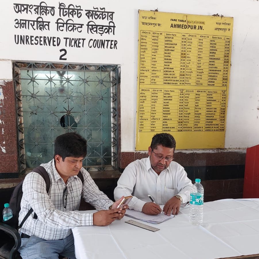 Today, May 01, 2024, a promotion camp for UTS on mobile was held at the Ahmedpur Junction railway station to raise passenger awareness.  
#UTSapp