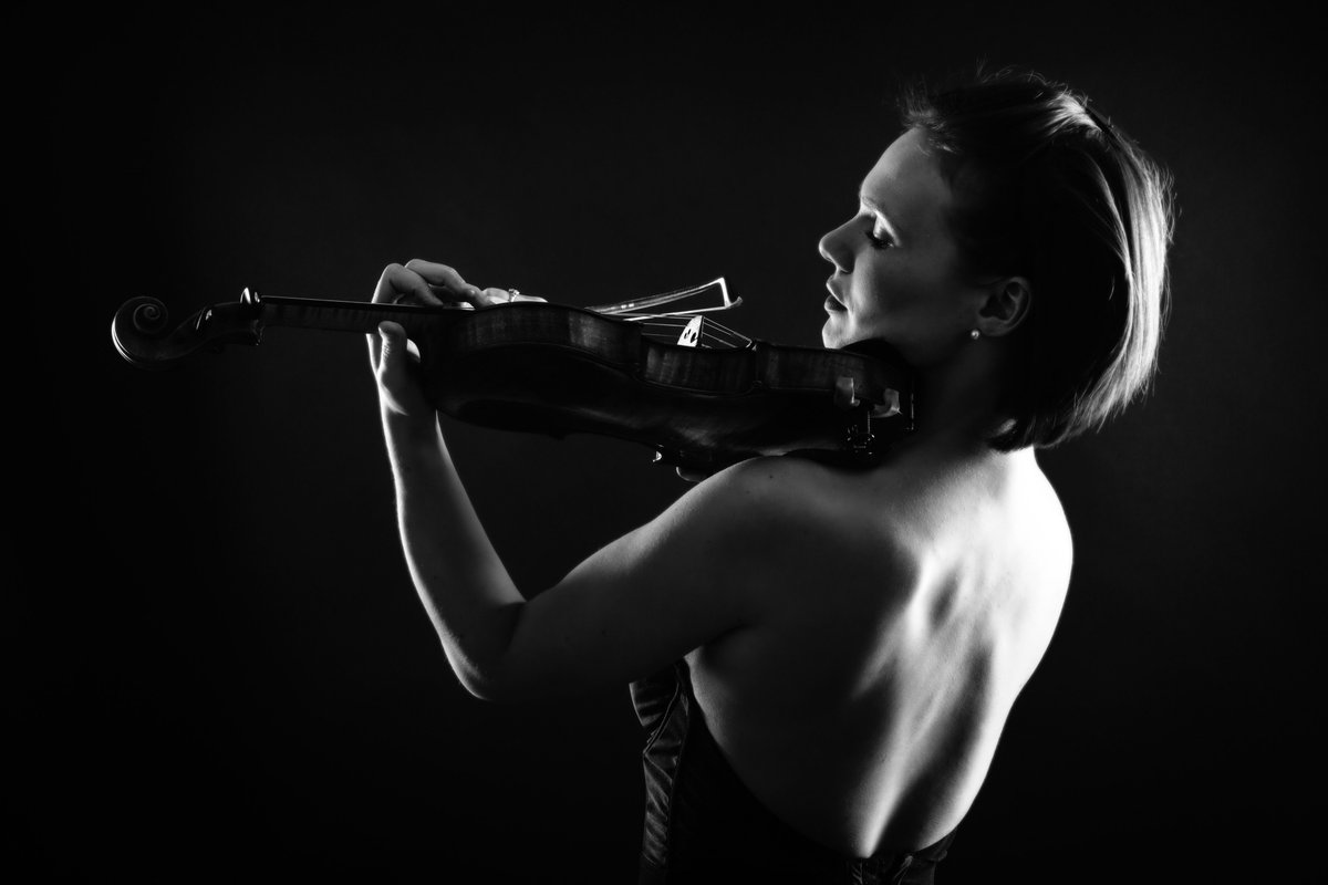Violinist @TamsinWaleyCohe has performed all over the world as a soloist and chamber musician alongside her work as Artistic Director of the Two Moors Festival. 📷 Patrick Allen #musicatpaxton #chambermusic #paxtonhouse