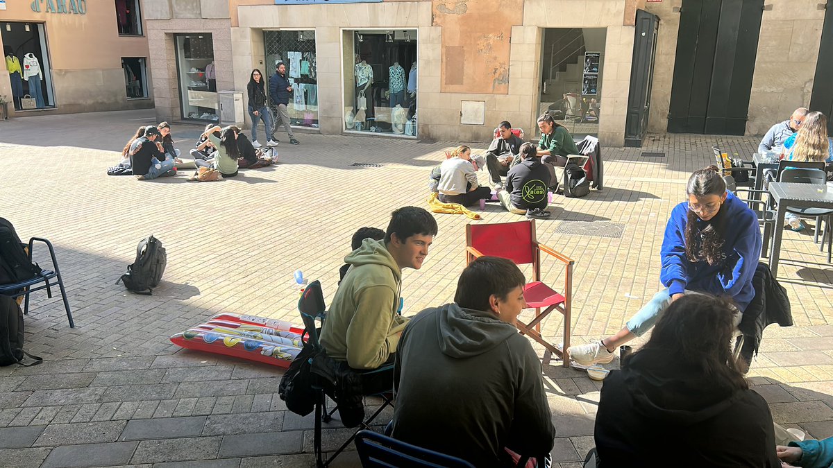 Avui hem fet la primera jornada de debat, hem parlat d’alguns valors clau de la Collanada: lluita contra el feixisme i el racisme, defensa del feminisme i promoció de la cultura i la llengua. Hem revisat accions passades i generat noves idees per a una millor col·laboració.