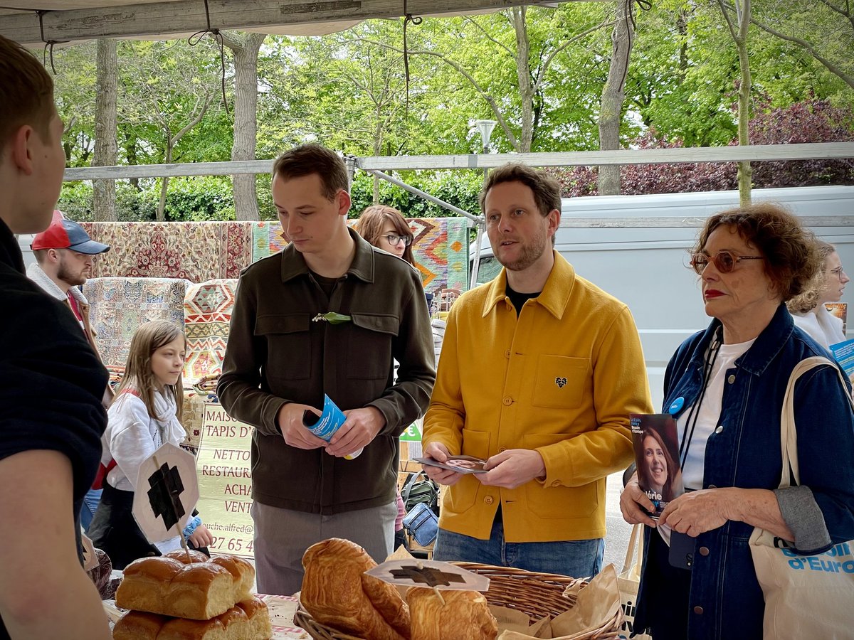 Au marché Edgar Quinet ce matin avec une très belle équipe pour défendre la liste @BesoindEurope 🇪🇺 Autour de @mireille_faton avec @CBeaune, @maudgatel, @Remy_Dejou, @EricMartineau72 et de nombreux militants déterminés !