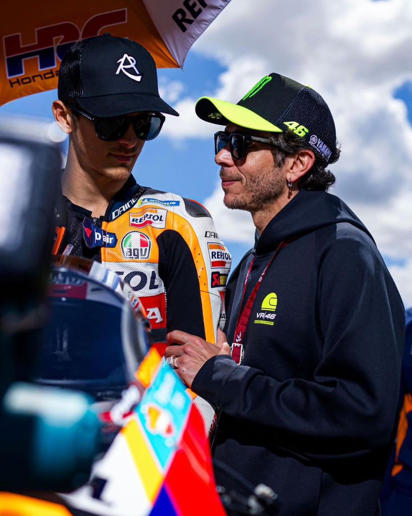 Esta foto es muy TOP. Valentino Rossi junto a una Honda. 😍
#Motogp #ValentinoRossi