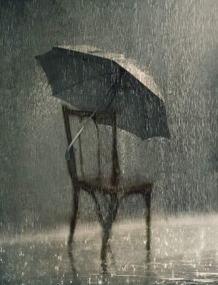 ' بمجرد إنتهاء المطر .. 
 تصبح المظلة عبئ على الجميع ~
هكذا ينتهي الوفاء ، عندما تتوقف الفوائد .. 🥀'