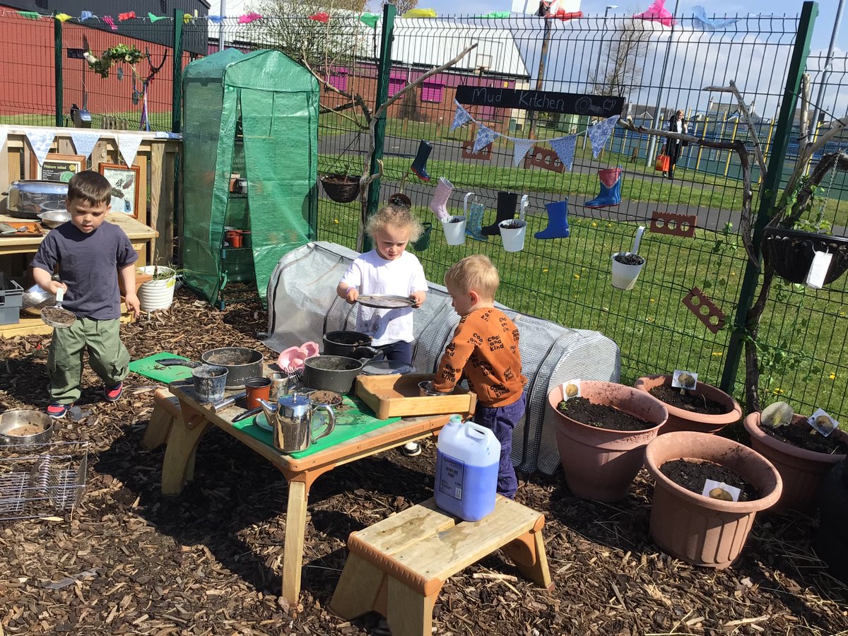 Our children are busy sharing a “baby shark” show indoors and outdoors all busy in the mud kitchen and 2-3 balancing bridge, making learning visible 🌈@ESTeamELC @SACEarlyYears @EYTagteam @earlyyearsscot @STEMedscot @NurseryWorld