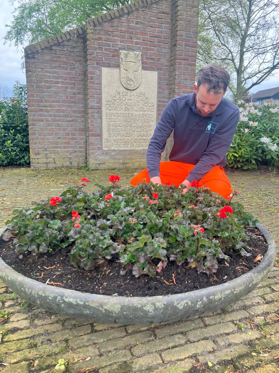 🇳🇱 Elk jaar staan we op 4 mei stil bij de slachtoffers van WOII en oorlogssituaties en vredesoperaties daarna. Onze buitendienst collega’s onderhouden de oorlogsmonumenten en -graven het hele jaar door, met extra aandacht rond 4 mei.