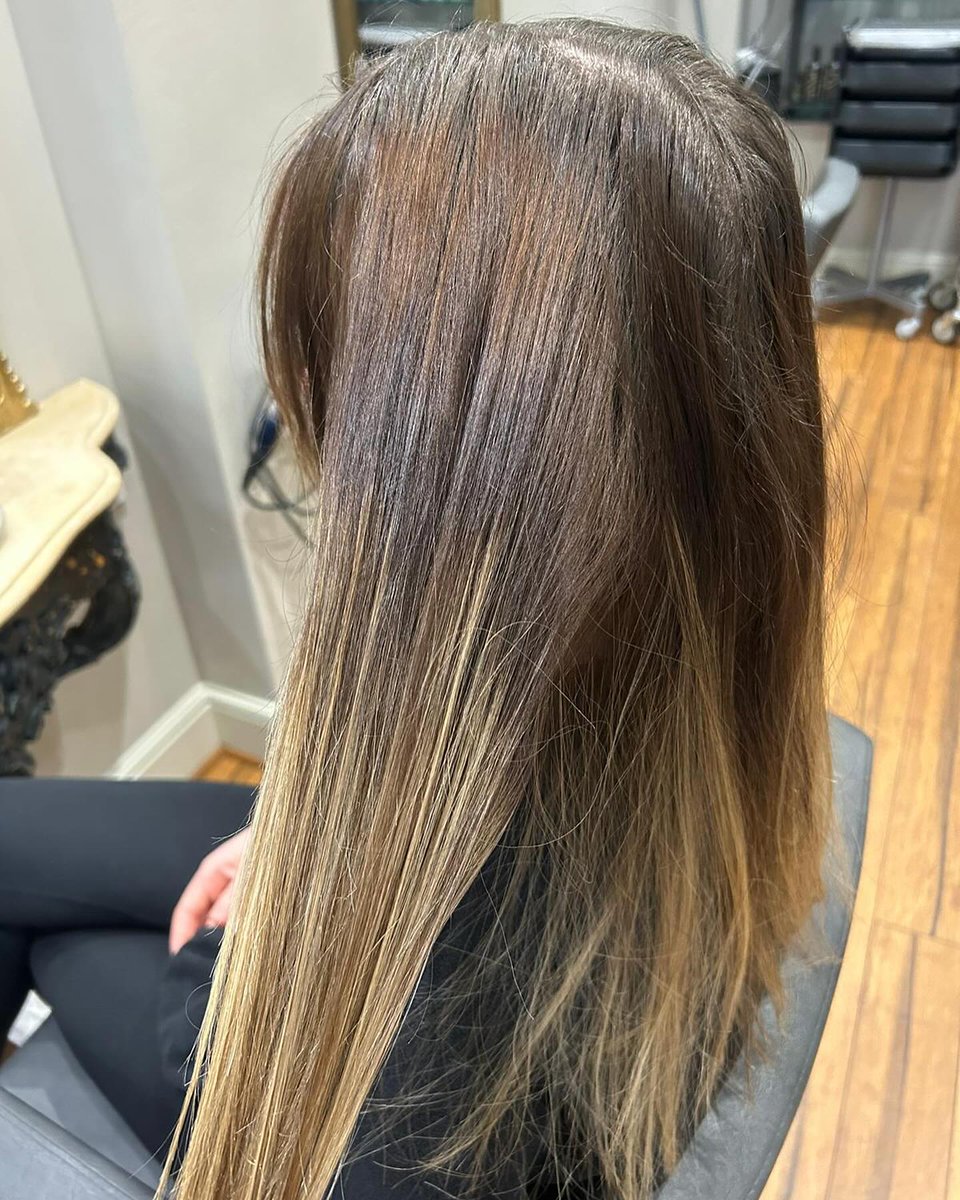 Check out this amazing colour transformation!
Our senior stylist, Louisa, worked her magic by smudging the roots for a seamless blend and adding natural-looking foils for dimension. Stunning results!

#robinjamesaveda #robinjamessalons #robinjamessherborne #robinjamesdorchester