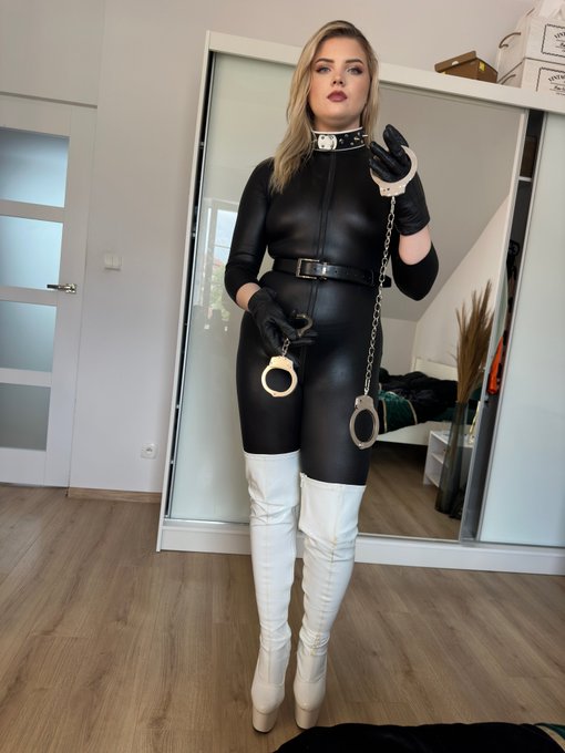Let's play with cuffs 👑🔥  https://t.co/FGdHyJ1gQf https://t.co/ogxEQmjwPI