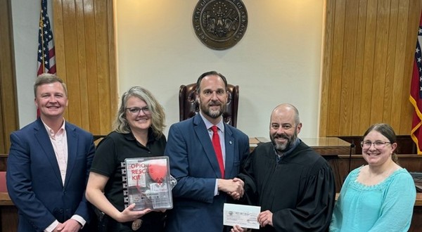 Fourteenth Judicial Circuit Adult Drug Court receives funding and Naloxone supply for courtrooms #KTLONews #ARNews ktlo.com/2024/05/01/fou…