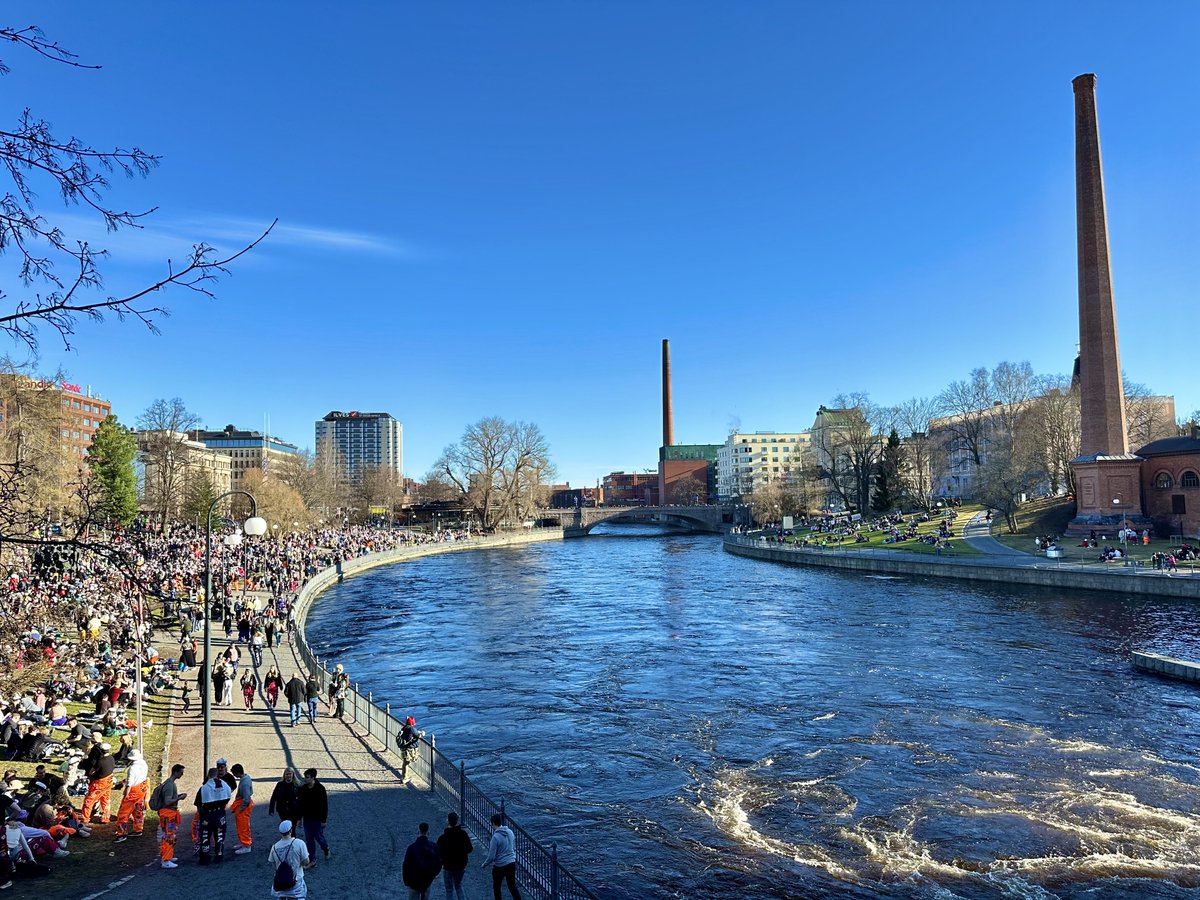 I know 3 languages and yet I’m still at a loss for words at how amazing this all is. Whole city a party all of yesterday, northern lights last night, all this today. Ice cream, munkkeja, and balloons everywhere. I’m truly speechless. Just amazing.