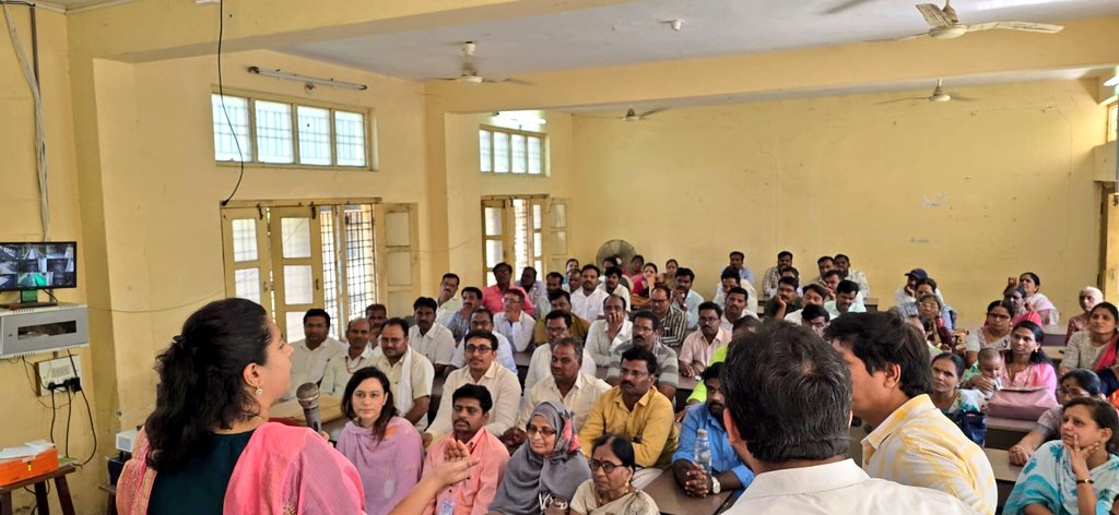 DC Kalaburagi (@dckalaburagi) on Twitter photo ಲೋಕಸಭಾ ಚುನಾವಣೆ 2024 ರ ಹಿನ್ನೆಲೆಯಲ್ಲಿ ಕಲಬುರಗಿ ಗ್ರಾಮೀಣ ಮತಕ್ಷೇತ್ರದ ಮತಗಟ್ಟೆ ಅಧಿಕಾರಿಗಳಿಗೆ ಆಯೋಜಿಸಿದ ಎರಡನೇ ಹಂತದ ತರಬೇತಿಗೆ ಭೇಟಿ ನೀಡಲಾಗಿ, ಎಲ್ಲಾ ಮತಗಟ್ಟೆ ಅಧಿಕಾರಿಗಳೊಂದಿಗೆ ಮತದಾನ ದಿನದ ಕಾರ್ಯದ ಬಗ್ಗೆ ಚರ್ಚಿಸಲಾಯಿತು.
<a href="/ceo_karnataka/">Chief Electoral Officer, Karnataka</a> <a href="/ECISVEEP/">Election Commission of India</a>
<a href="/Kalaburgivarthe/">DIPR-KALABURAGI</a> <a href="/deokalaburagi/">deokalaburagi</a> #Elections2024 ಲೋಕಸಭಾ ಚುನಾವಣೆ 2024 ರ ಹಿನ್ನೆಲೆಯಲ್ಲಿ ಕಲಬುರಗಿ ಗ್ರಾಮೀಣ ಮತಕ್ಷೇತ್ರದ ಮತಗಟ್ಟೆ ಅಧಿಕಾರಿಗಳಿಗೆ ಆಯೋಜಿಸಿದ ಎರಡನೇ ಹಂತದ ತರಬೇತಿಗೆ ಭೇಟಿ ನೀಡಲಾಗಿ, ಎಲ್ಲಾ ಮತಗಟ್ಟೆ ಅಧಿಕಾರಿಗಳೊಂದಿಗೆ ಮತದಾನ ದಿನದ ಕಾರ್ಯದ ಬಗ್ಗೆ ಚರ್ಚಿಸಲಾಯಿತು.
<a href="/ceo_karnataka/">Chief Electoral Officer, Karnataka</a> <a href="/ECISVEEP/">Election Commission of India</a>
<a href="/Kalaburgivarthe/">DIPR-KALABURAGI</a> <a href="/deokalaburagi/">deokalaburagi</a> #Elections2024