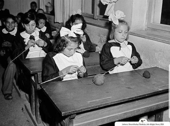 1953, Ankara. Öğrenciler, Aile Bilgisi dersinde.