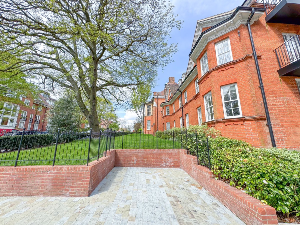 A brand new and very spacious 1 double bedroom apartment situated within this stunning and unique residential development in the heart of Hampstead 💚🏠

📍Kidderpore Avenue, NW3 - TO LET 

Check our bio for more details!

#lettings #rentproperty #realestate