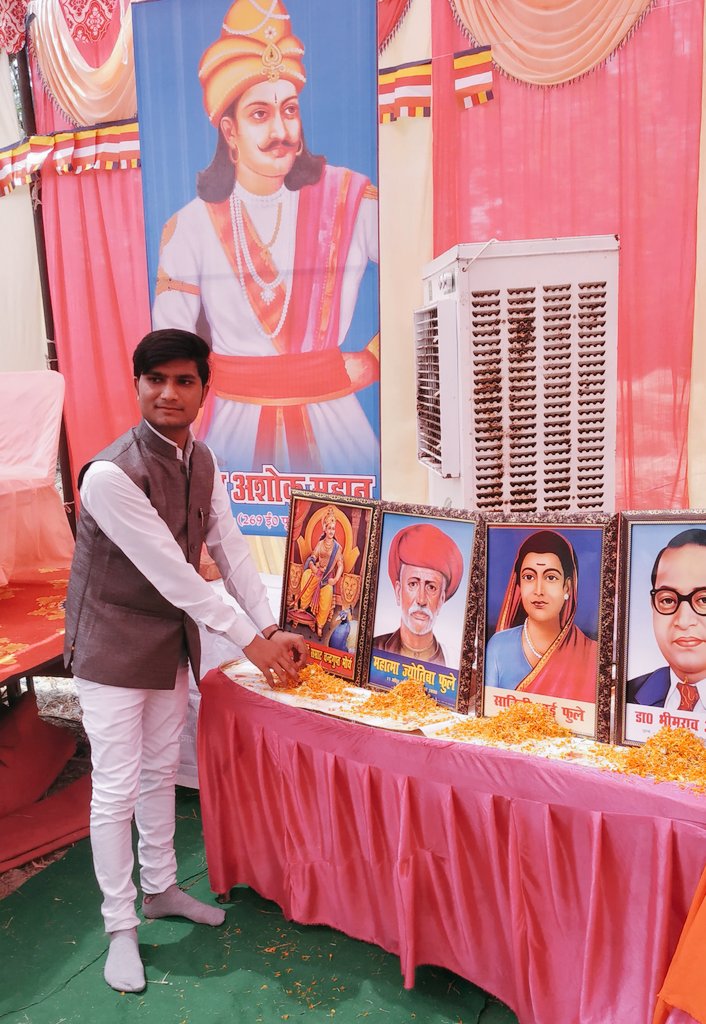 ShayarVivek563's tweet photo. अखण्ड भारत के निर्माता, यूनानी विश्वविजेता सिकन्दर को सेना सहित परास्त कर, प्रधान सेनापति सेल्युकस सहित पूरी सेना को बंधक बनाकर पूरे विश्व मे अपनी शक्ति का लोहा मनवाने वाले, भारत के प्रथम चक्रवर्ती सम्राट, चन्द्रगुप्त मौर्य जी की जयंती के अवसर पर कोटि-कोटि नमन।
#चंद्रगुप्त_मौर्य https://t.co/fF9zbK7G5y