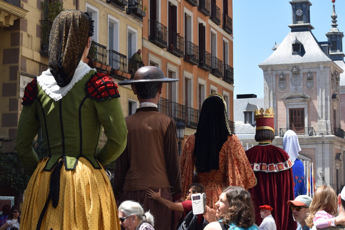 El desfile de Gigantes y Cabezudos, con los personajes más emblemáticos de Madrid, lleva más de medio siglo alegrando #SanIsidro . Un pasacalles para pequeños y mayores al son de la dulzaina y el tamboril.
📍Viernes 10 de mayo
Plaza de la Villa – 19:30 h