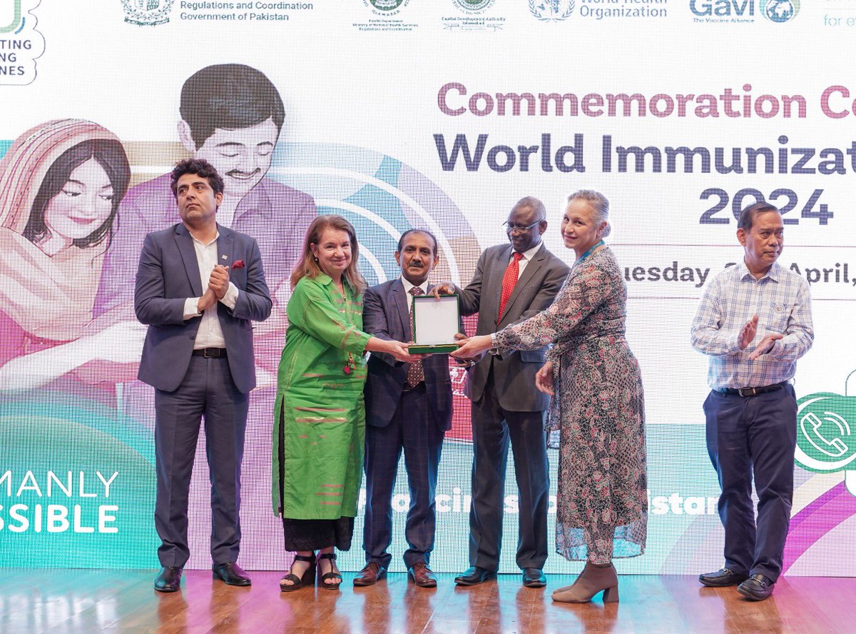 Yesterday @UNICEF with @EPIPakistan, @WHO, & partners celebrated 50 years of EPI in Pakistan to recognize the relentless efforts of Lady Health Workers and frontline vaccinators in protecting children against 12 deadly vaccine preventable diseases. #WIW #HumanlyPossible