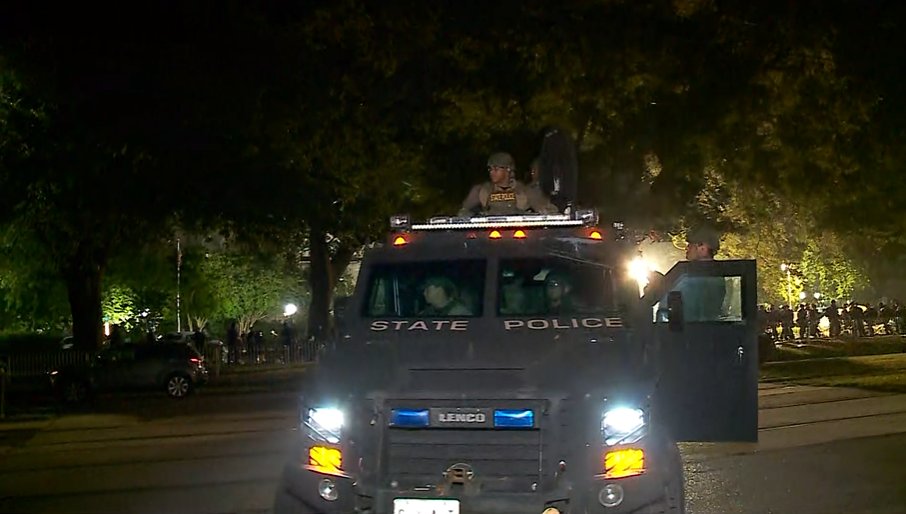 BREAKING WEDNESDAY MORNING: Police move in, make arrests, clear out protesters on Tulane campus before dawn. wwltv.com/article/news/l…