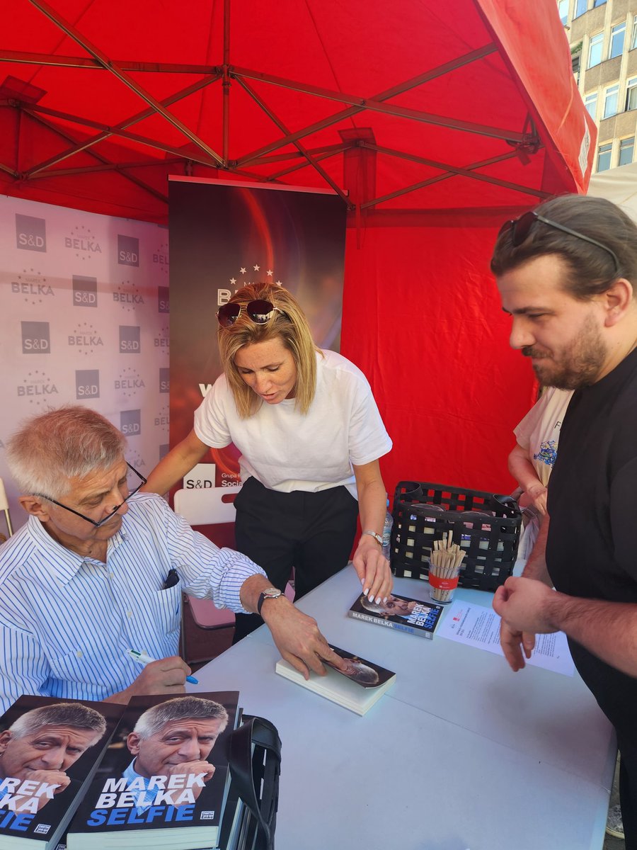 🇪🇺 The road to Europe starts at home. Celebrating the 20th anniversary of Poland joining the European Union at the European Picnic in #Łódź, hosted by @profMarekBelka, MEP. Great to see you again and looking forward to reading your book, Professor!