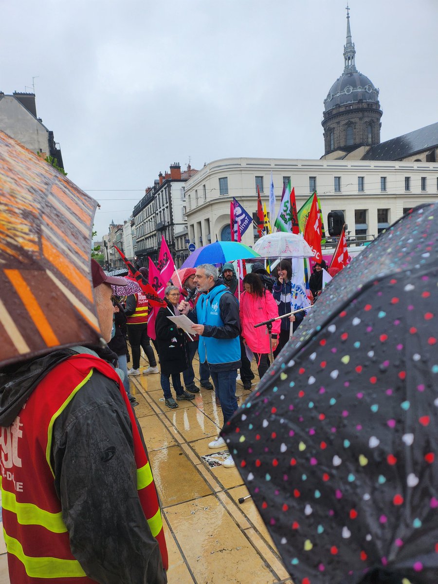 Mouillé.e.s mais déterminé.e.s
#1erMai 
#clermontferrand