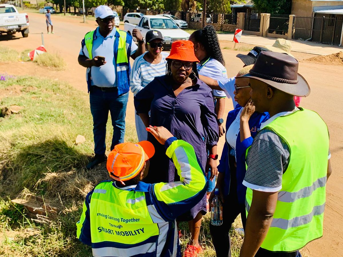 Tshwane Dumela!Today our MEC Kedibone Diale-Tlabela together with Head of Department Dr Thulani Mdadane is currently leading the Departmental team on an oversight visit of Hammanskraal Roads,Tshwane. These include roads such as Makapan, Suurman and Molefe Makinta amongst others