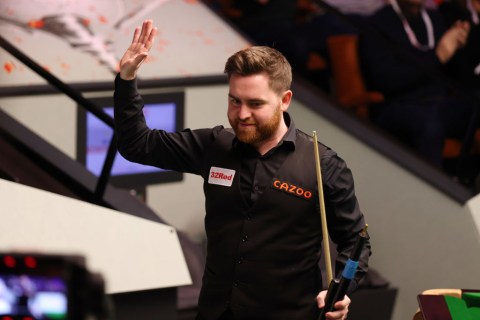 Jak Jones, tam 2.5 seanstır maçın temposunu kontrol ediyor. Judd Trump, artık mental olarak etkilendiğine dair bariz sinyaller vermeye başladı. Mimikleri sağlıklı değil. Basit toplar kaçıyor. Jones, 11-9 ile araya 2 frame'lik bariyeri koydu. Vidaları yavaş yavaş sıkıyor.