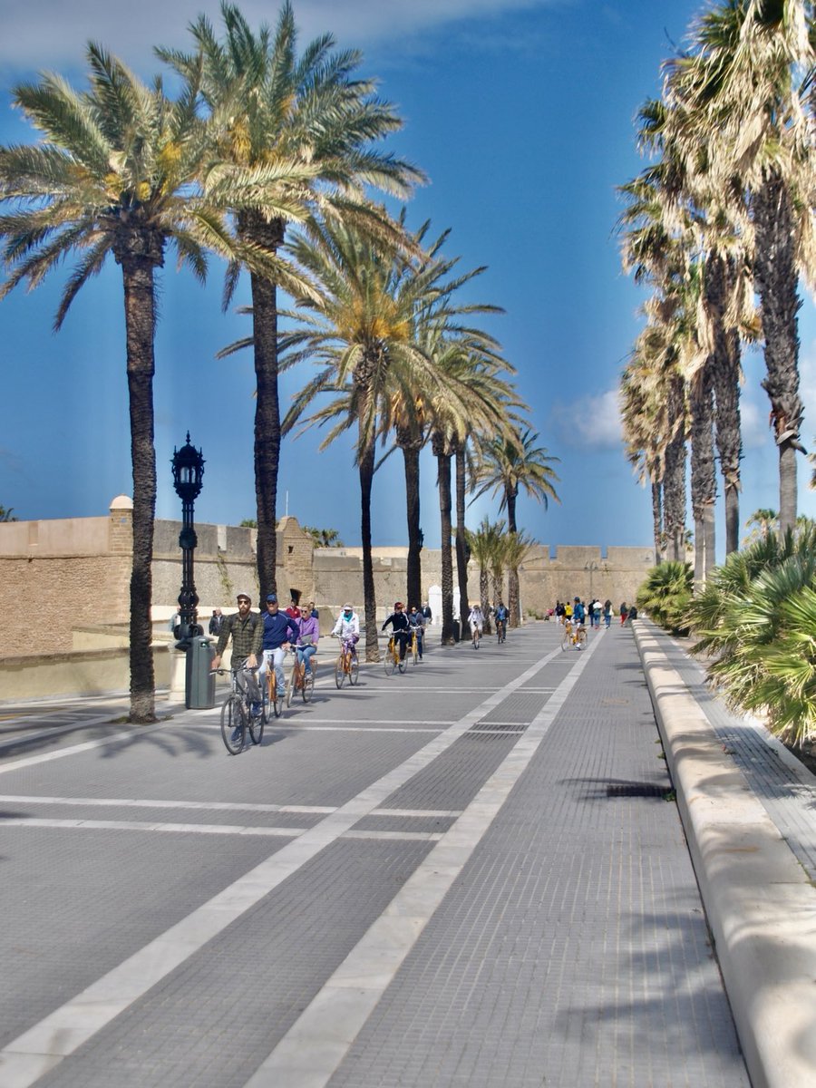 Así es Cádiz desde mi objetivo. Sale el sol por La Caleta. 📸📸📸🌅🌅🌅