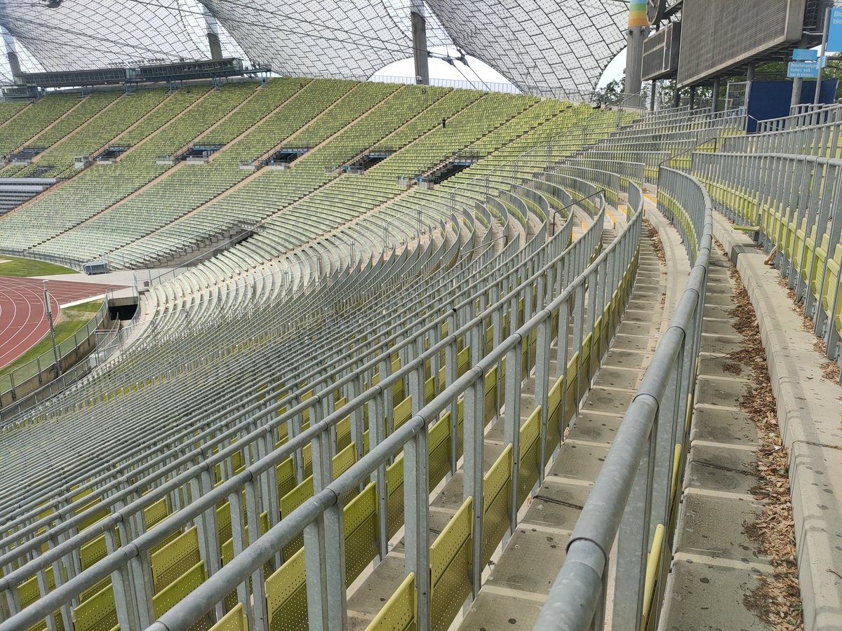 Visita obligada al lugar maldito y espectacular del Olympiastadion. Brutal se queda corto.