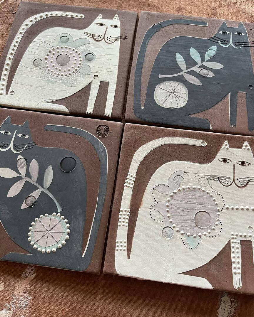 Purrrrr….more tile fun!

@evecampbelltextiles 
@hayshedgallery 

#handmadetiles 
#ceramics
#pottery
#cat
#illustration
#folkart
#argyll instagr.am/p/C6bEiKYsKg6/
