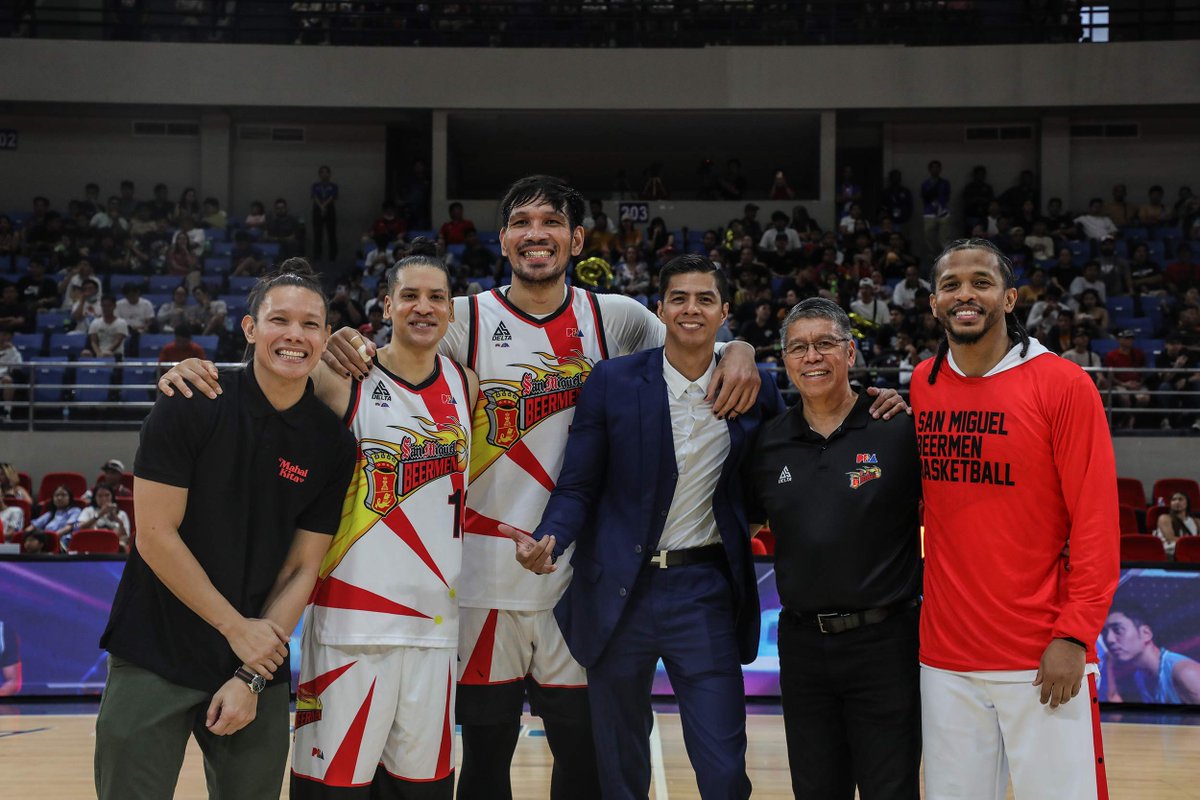 'DEATH FIVE' REUNION 🍻

SMB's 'Death Five' members Alex Cabagnot, Marcio Lassiter, June Mar Fajardo, Chris Ross, and coach Leo Austria joined Arwind Santos in his jersey retirement ceremony.

📸: PBA Media Bureau

Follow #GMASports for more sports updates.