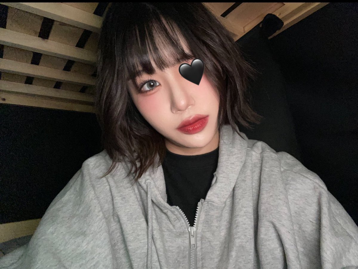 Lapillus_twt's tweet photo. 벌써 5월이라니,,,😛 
다들 남은 하루 잘 보내기ㅣ
오늘 다들 저녁 뭐 먹었는지 얘기해줘! 
라피스 밥 내가 챙긴다-!!
저녁도 다들 잘 챙겨먹고 잘자기 🌙✨
라피스 사랑해 🫶❤️

#Lapillus #라필루스 #Bessie #베시 https://t.co/kSXr4mNlOB