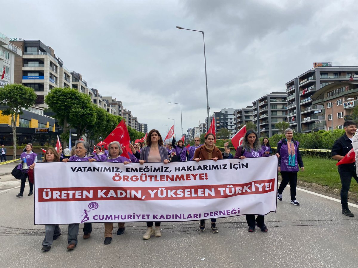 1 Mayıs'ı Türk-İş önderliğinde Bursa'da kutladık. 

Vatanımız, emeğimiz, haklarımız için örgütlenmeye!
Üreten kadın, yükselen Türkiye!