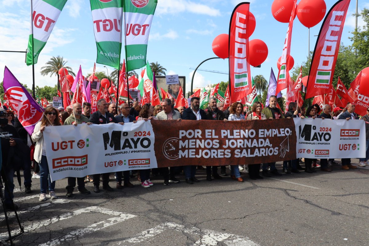 🌹 Por los derechos de la clase trabajadora, contra el deterioro de los servicios públicos y por la regeneración democrática. @_JuanEspadas participa en la manifestación por el Primero de Mayo desde #Cordoba ✊🏻 Viva el Primero de Mayo. #1DeMayo