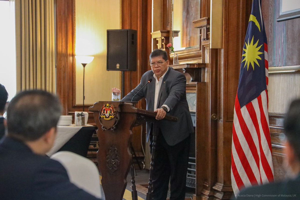 Bertemu warga kerja Suruhanjaya Tinggi Malaysia, London untuk beramah mesra serta membincangkan kepentingan autonomi Parlimen di bawah Akta Perkhidmatan Parlimen. Langkah ini diyakini akan meningkatkan amalan demokrasi berpelembagaan dan saya menyeru kerjasama semua pihak…