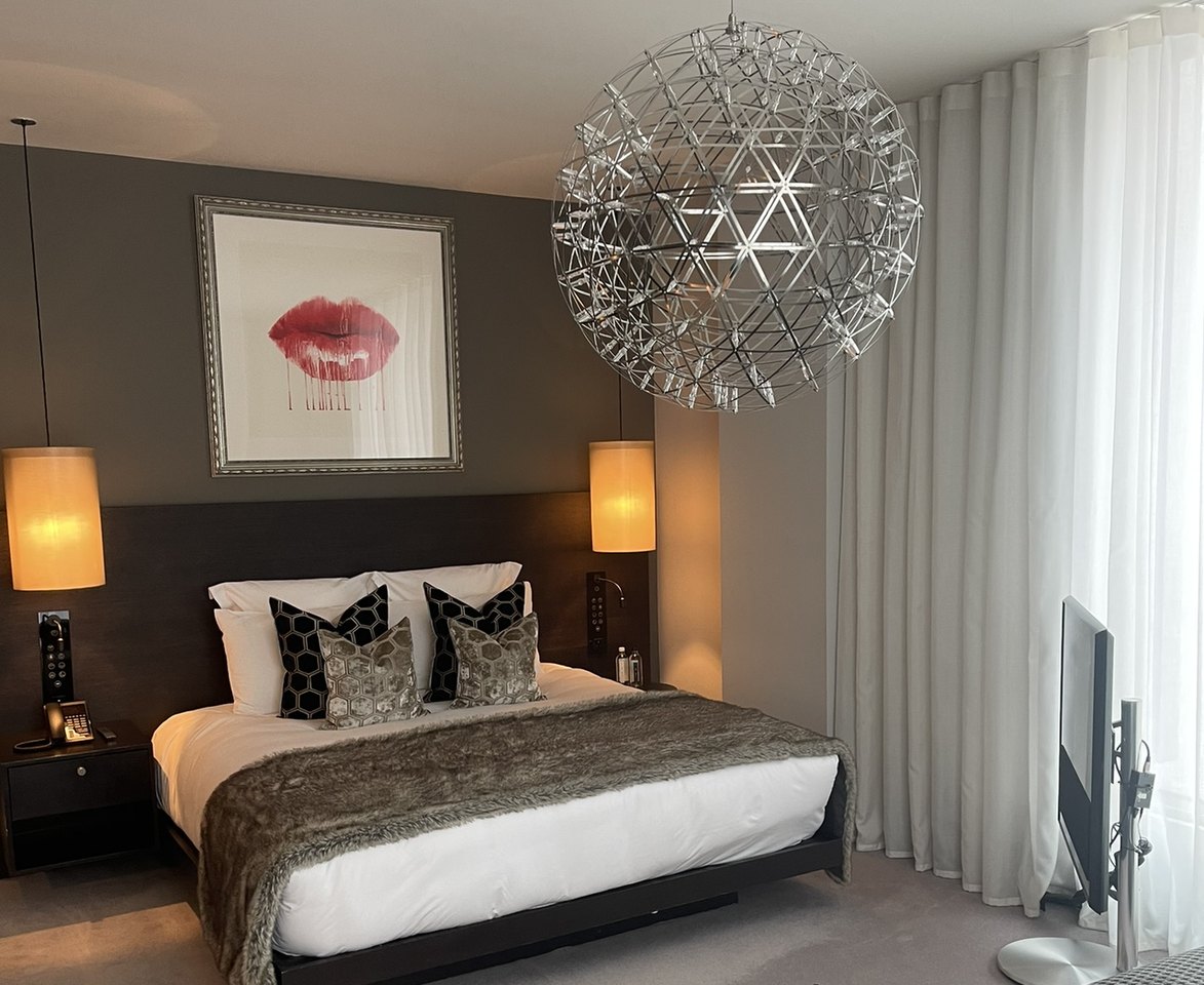 HOTEL REVIEW: Chic, fun and vibrant, the five-star South Place Hotel in London tops it all with a Michelin-star restaurant. #Hotellife #London #Hotelreview thetravelmagazine.net/south-place-ho…