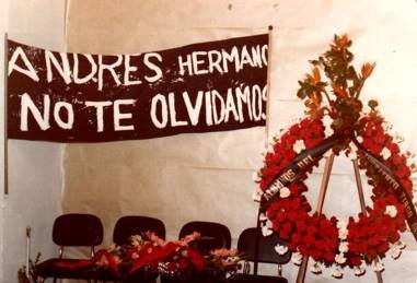 El #1DeMayo de 1979 #DiaDelTrabajador ,hace hoy justo 45 años, enterramos a Andrés García, militante @elpce y de la @UJCE_cc del distrito de #Retiro y estudiante de BUP en el IES Tirso de Molina de #Vallekas Asesinado por el #fascismo ANDRES GARCÍA, HERMANO: NO TE OLVIDAMOS.