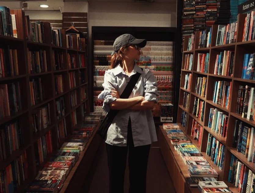 imagine spending your day with maloi on a bookstore 🫡