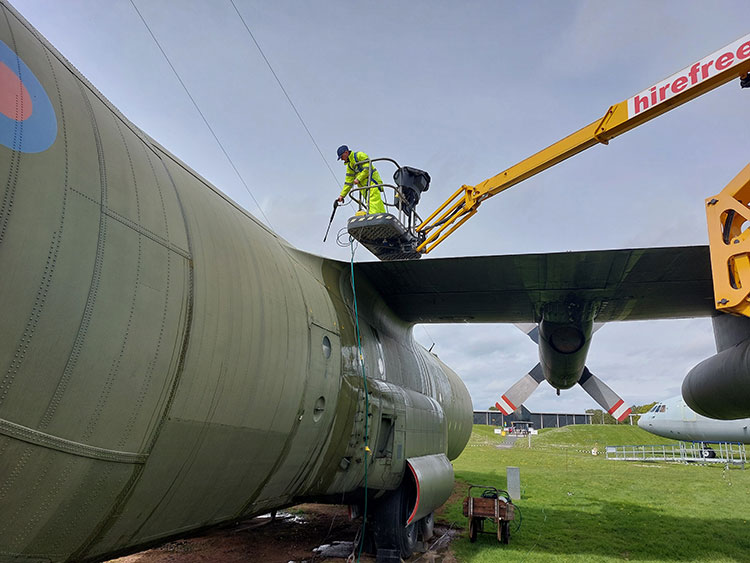📢MIDS: If you’ve visited our site this week then you may have seen the Lockheed Hercules being carefully cleaned by our Senior Technician - something to do with a strange yellow object being seen in the sky! 🌞 The Falklands favourite is now back to its sparkling self! ✈️✨