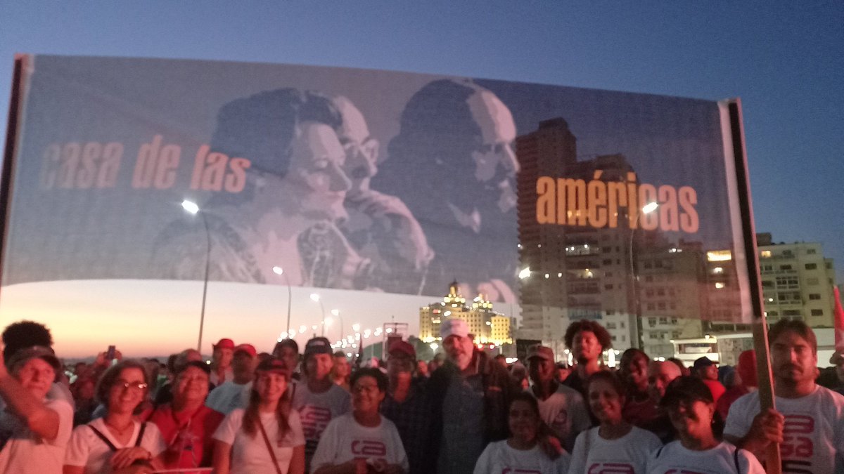 Llevamos a la Tribuna Antimperialista José Martí las imágenes de Haydee, Mariano y Roberto. Aquí están los trabajadores de la Casa de las Américas, en este Primero de Mayo, junto a una multitud de habaneros. #NuestraAmérica #PorCubaJuntosCreamos