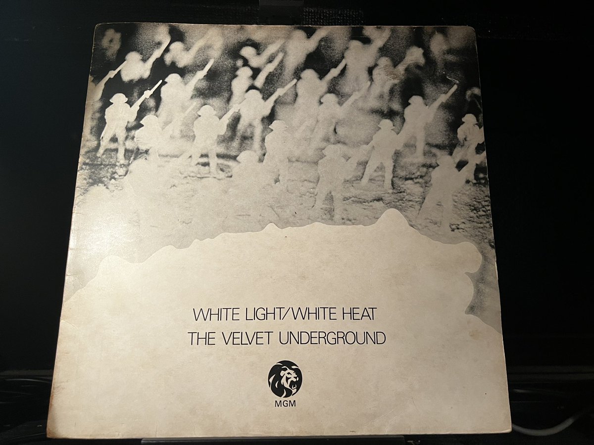 皆様お疲れ様です
寒い
体調にはお気をつけてください
雨だし
テンションも上がりません
本日も4時半までの営業です

本日の1枚目

White Light/White Heat/The Velvet Underground（1968）

#バーフジヤマ #レコードバー #レコード #バー #阿佐ヶ谷