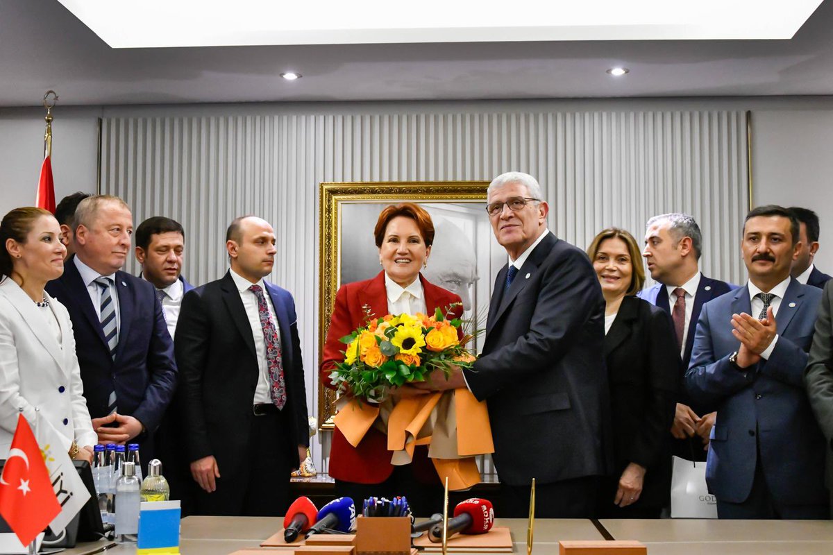 MDervisogluTR's tweet photo. Bugün Kurucu Genel Başkanımız Sayın @meral_aksener ile devir teslim törenimizi gerçekleştirdik. 

Kendisinden sadece bir makam değil; bir vizyon ve Türkiye için kurduğu hayalleri de devraldık. 

Dava arkadaşlarımla birlikte devraldığımız bayrağı daha da yükseklere taşıyacağız! https://t.co/bb0vsv6yKV